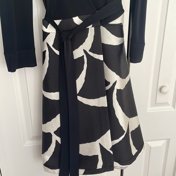 Diane Von Furstenberg ( DVF ) size 2 midi wrap dress - Picture 3 of 8